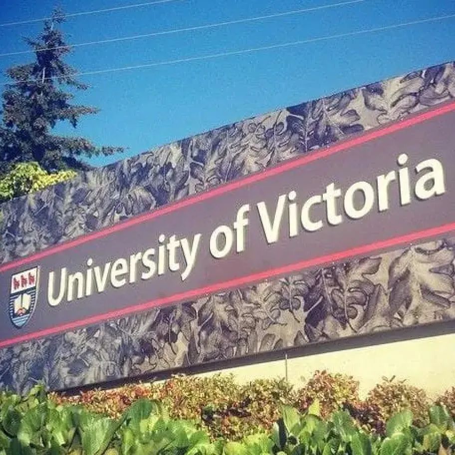 UVic校友举爪！维多利亚大学荣获麦考林排名第一！！