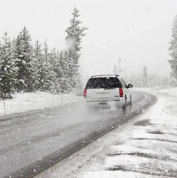哇！维多利亚今年的第一场雪将在周五来袭！BlingBling的圣诞灯光卡车将在周六出没！！